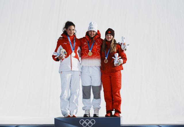 (260209) -- LIVIGNO, Feb. 9, 2026 (Xinhua) -- Gold medalist Mathilde Gremaud (C) of Switzerland, silver medalist Gu Ailing (L) of China and bronze medalist Megan Oldham of Canada pose during the awarding ceremony for the freestyle skiing women's freeski slopestyle at the Milan-Cortina 2026 Olympic Winter Games in Livigno, Italy, Feb. 9, 2026. (Xinhua/Hu Chao)