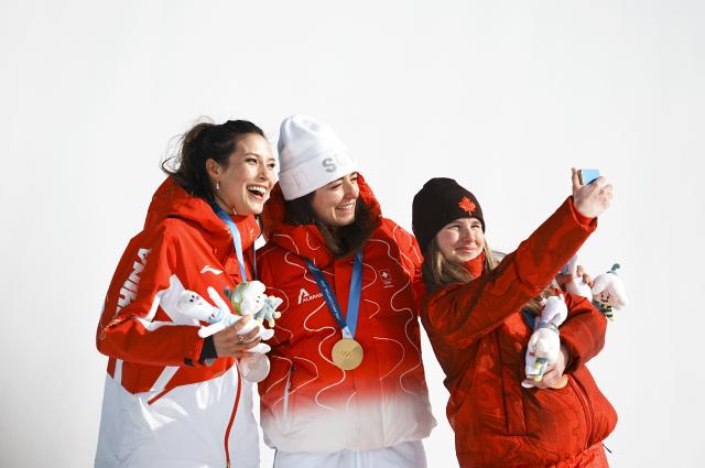 (260209) -- LIVIGNO, Feb. 9, 2026 (Xinhua) -- Gold medalist Mathilde Gremaud (C) of Switzerland, silver medalist Gu Ailing (L) of China and bronze medalist Megan Oldham of Canada pose for a selfie during the awarding ceremony for the freestyle skiing women's freeski slopestyle at the Milan-Cortina 2026 Olympic Winter Games in Livigno, Italy, Feb. 9, 2026. (Xinhua/Hu Chao)