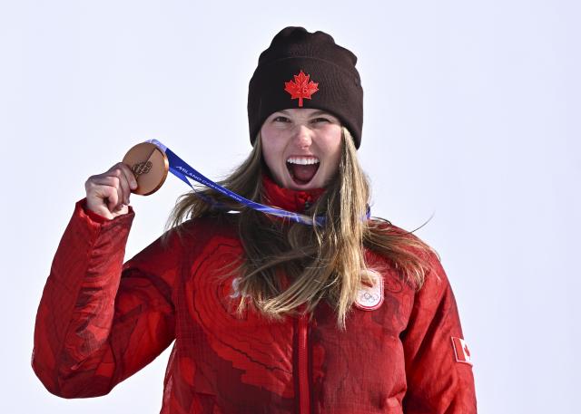 (260209) -- LIVIGNO, Feb. 9, 2026 (Xinhua) -- Bronze medalist Megan Oldham of Canada poses during the awarding ceremony for the freestyle skiing women's freeski slopestyle at the Milan-Cortina 2026 Olympic Winter Games in Livigno, Italy, Feb. 9, 2026. (Xinhua/Zhang Hongxiang)