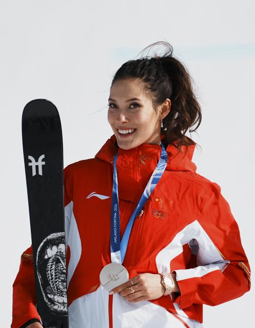 (260209) -- LIVIGNO, Feb. 9, 2026 (Xinhua) -- Silver medalist Gu Ailing of China poses during the awarding ceremony for the freestyle skiing women's freeski slopestyle at the Milan-Cortina 2026 Olympic Winter Games in Livigno, Italy, Feb. 9, 2026. (Xinhua/Hu Chao)