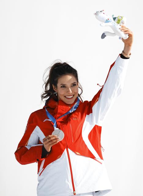 (260209) -- LIVIGNO, Feb. 9, 2026 (Xinhua) -- Silver medalist Gu Ailing of China poses during the awarding ceremony for the freestyle skiing women's freeski slopestyle at the Milan-Cortina 2026 Olympic Winter Games in Livigno, Italy, Feb. 9, 2026. (Xinhua/Hu Chao)