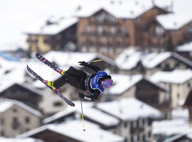 (260209) -- LIVIGNO, Feb. 9, 2026 (Xinhua) -- Mathilde Gremaud of Switzerland competes during the freestyle skiing women's freeski slopestyle final at the Milan-Cortina 2026 Olympic Winter Games in Livigno, Italy, Feb. 9, 2026. (Xinhua/Xia Yifang)