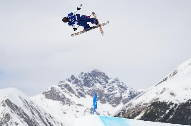 (260209) -- LIVIGNO, Feb. 9, 2026 (Xinhua) -- Kirsty Muir of Britain competes during the freestyle skiing women's freeski slopestyle final at the Milan-Cortina 2026 Olympic Winter Games in Livigno, Italy, Feb. 9, 2026. (Xinhua/Wu Huiwo)
