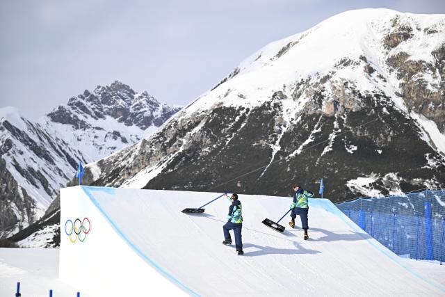 (260209) -- LIVIGNO, Feb. 9, 2026 (Xinhua) -- Staff members work during the freestyle skiing women's freeski slopestyle final at the Milan-Cortina 2026 Olympic Winter Games in Livigno, Italy, Feb. 9, 2026. (Xinhua/Xia Yifang)