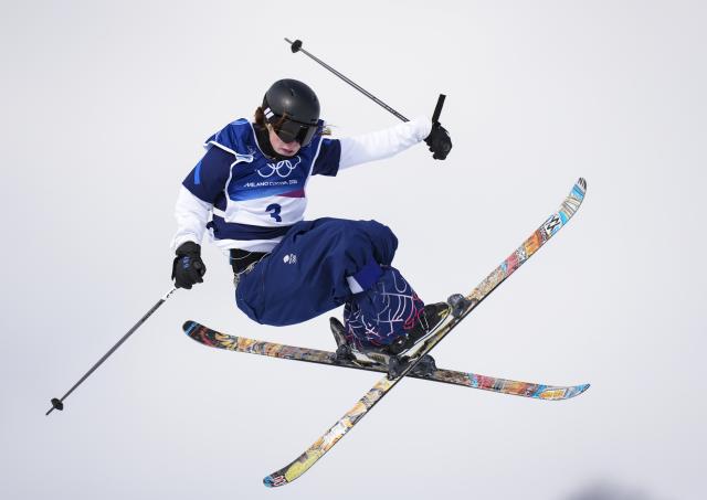 (260209) -- LIVIGNO, Feb. 9, 2026 (Xinhua) -- Kirsty Muir of Britain competes during the freestyle skiing women's freeski slopestyle final at the Milan-Cortina 2026 Olympic Winter Games in Livigno, Italy, Feb. 9, 2026. (Xinhua/Xia Yifang)