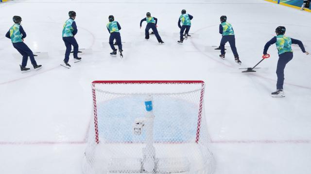 (260209) -- MILAN, Feb. 9, 2026 (Xinhua) -- Staff work on ice during the ice hockey women's preliminary round group B match between Japan and Italy at the Milan-Cortina 2026 Olympic Winter Games in Milan, Italy, Feb. 9, 2026. (Xinhua/Tao Xiyi)
