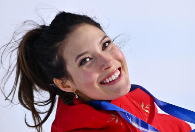 (260209) -- LIVIGNO, Feb. 9, 2026 (Xinhua) -- Silver medalist Gu Ailing of China reacts during the awarding ceremony for the freestyle skiing women's freeski slopestyle at the Milan-Cortina 2026 Olympic Winter Games in Livigno, Italy, Feb. 9, 2026. (Xinhua/Zhang Hongxiang)