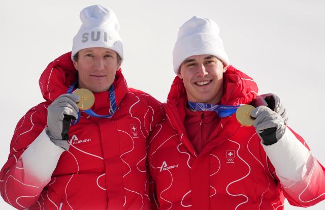 (260209) -- BORMIO, Feb. 9, 2026 (Xinhua) -- Gold medalists Franjo von Allmen (R) and Tanguy Nef of Switzerland 2 pose for a photo during the awarding ceremony of the alpine skiing men's team combined at the Milan-Cortina 2026 Olympic Winter Games in Bormio, Italy, Feb. 9, 2026. (Xinhua/Hu Huhu)