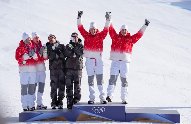 (260209) -- BORMIO, Feb. 9, 2026 (Xinhua) -- Gold medalists Franjo von Allmen (1st R)/Tanguy Nef of Switzerland 2, and silver medalists Marco Odermatt (2nd L)/Loic Meillard of Switzerland 1 and Vincent Kriechmayr (3rd R)/Manuel Feller of Austria 1 attend the awarding ceremony of the alpine skiing men's team combined at the Milan-Cortina 2026 Olympic Winter Games in Bormio, Italy, Feb. 9, 2026. (Xinhua/Hu Huhu)