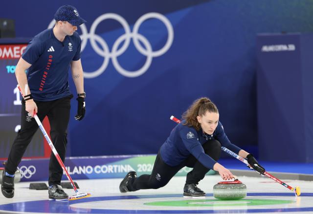 (260209) -- CORTINA D'AMPEZZO, Feb. 9, 2026 (Xinhua) -- Jennifer Dodds (R) and Bruce Mouat of Britain compete during the curling mixed doubles semi-final between Britain and Sweden at the Milan-Cortina 2026 Olympic Winter Games in Cortina, Italy, Feb. 9, 2026. (Xinhua/Ding Xu)