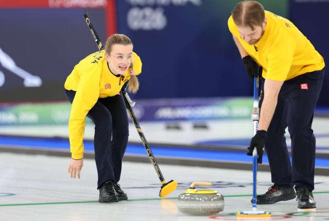 (260209) -- CORTINA D'AMPEZZO, Feb. 9, 2026 (Xinhua) -- Rasmus Wranaa (R) and Isabella Wranaa of Sweden competes during the curling mixed doubles semi-final between Britain and Sweden at the Milan-Cortina 2026 Olympic Winter Games in Cortina, Italy, Feb. 9, 2026. (Xinhua/Ding Xu)
