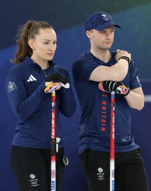 (260209) -- CORTINA D'AMPEZZO, Feb. 9, 2026 (Xinhua) -- Jennifer Dodds (L) and Bruce Mouat of Britain react during the curling mixed doubles semi-final between Britain and Sweden at the Milan-Cortina 2026 Olympic Winter Games in Cortina, Italy, Feb. 9, 2026. (Xinhua/Ding Xu)