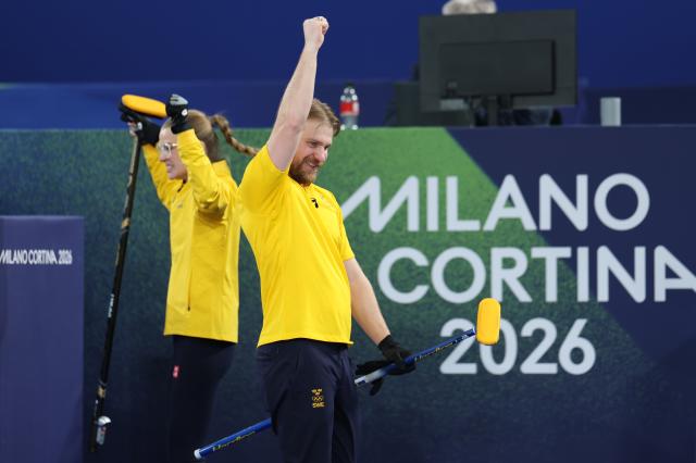 (260209) -- CORTINA D'AMPEZZO, Feb. 9, 2026 (Xinhua) -- Rasmus Wranaa (R) and Isabella Wranaa of Sweden celebrate winning the curling mixed doubles semi-final between Britain and Sweden at the Milan-Cortina 2026 Olympic Winter Games in Cortina, Italy, Feb. 9, 2026. (Xinhua/Ding Xu)