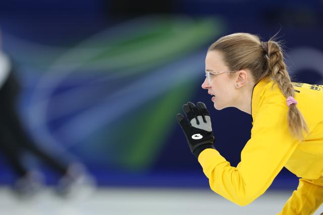 (260209) -- CORTINA D'AMPEZZO, Feb. 9, 2026 (Xinhua) -- Isabella Wranaa of Sweden competes during the curling mixed doubles semi-final between Britain and Sweden at the Milan-Cortina 2026 Olympic Winter Games in Cortina, Italy, Feb. 9, 2026. (Xinhua/Ding Xu)