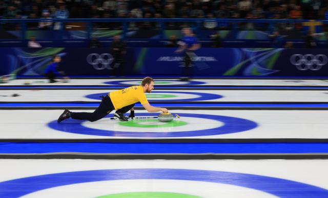(260209) -- CORTINA D'AMPEZZO, Feb. 9, 2026 (Xinhua) -- Rasmus Wranaa of Sweden competes during the curling mixed doubles semi-final between Britain and Sweden at the Milan-Cortina 2026 Olympic Winter Games in Cortina, Italy, Feb. 9, 2026. (Xinhua/Ding Xu)