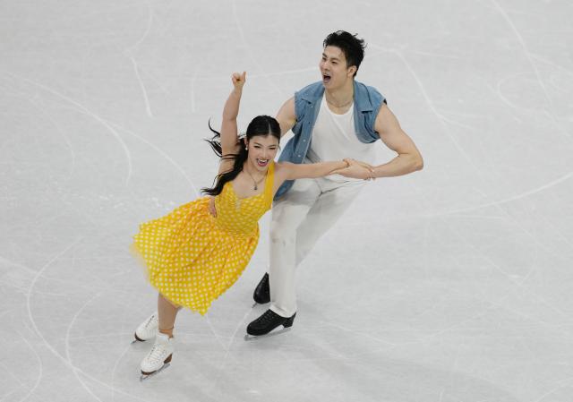 (260209) -- MILAN, Feb. 9, 2026 (Xinhua) -- Wang Shiyue (L)/Liu Xinyu of China compete during the rhythm dance of figure skating ice dance competition at the Milan-Cortina 2026 Olympic Winter Games in Milan, Italy, Feb. 9, 2026. (Xinhua/Xue Yuge)