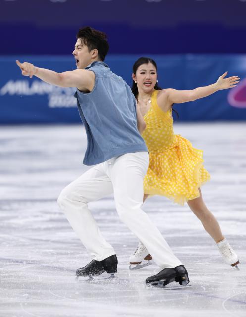 (260209) -- MILAN, Feb. 9, 2026 (Xinhua) -- Wang Shiyue (R)/Liu Xinyu of China compete during the rhythm dance of figure skating ice dance competition at the Milan-Cortina 2026 Olympic Winter Games in Milan, Italy, Feb. 9, 2026. (Xinhua/Chen Yichen)