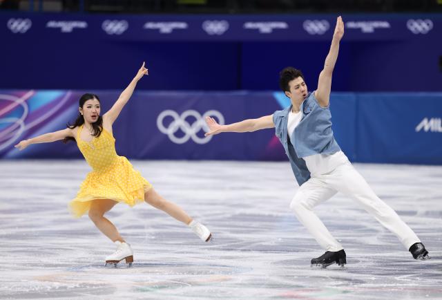 (260209) -- MILAN, Feb. 9, 2026 (Xinhua) -- Wang Shiyue (L)/Liu Xinyu of China compete during the rhythm dance of figure skating ice dance competition at the Milan-Cortina 2026 Olympic Winter Games in Milan, Italy, Feb. 9, 2026. (Xinhua/Chen Yichen)