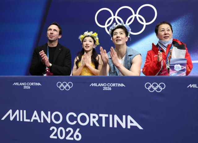 (260209) -- MILAN, Feb. 9, 2026 (Xinhua) -- Wang Shiyue (2nd L)/Liu Xinyu (2nd R) of China wait for their score during the rhythm dance of figure skating ice dance competition at the Milan-Cortina 2026 Olympic Winter Games in Milan, Italy, Feb. 9, 2026. (Xinhua/Chen Yichen)