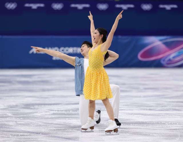 (260209) -- MILAN, Feb. 9, 2026 (Xinhua) -- Wang Shiyue (front)/Liu Xinyu of China compete during the rhythm dance of figure skating ice dance competition at the Milan-Cortina 2026 Olympic Winter Games in Milan, Italy, Feb. 9, 2026. (Xinhua/Chen Yichen)