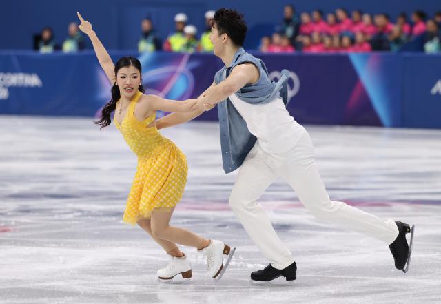 (260209) -- MILAN, Feb. 9, 2026 (Xinhua) -- Wang Shiyue (L)/Liu Xinyu of China compete during the rhythm dance of figure skating ice dance competition at the Milan-Cortina 2026 Olympic Winter Games in Milan, Italy, Feb. 9, 2026. (Xinhua/Chen Yichen)