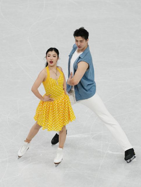 (260209) -- MILAN, Feb. 9, 2026 (Xinhua) -- Wang Shiyue (L)/Liu Xinyu of China compete during the rhythm dance of figure skating ice dance competition at the Milan-Cortina 2026 Olympic Winter Games in Milan, Italy, Feb. 9, 2026. (Xinhua/Xue Yuge)