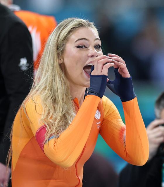 (260209) -- MILAN, Feb. 9, 2026 (Xinhua) -- Jutta Leerdam of the Netherlands greets the spectators after the match of speed skating women's 1000m at the Milan-Cortina 2026 Olympic Winter Games in Milan, Italy, Feb. 9, 2026. (Xinhua/Li Jing)
