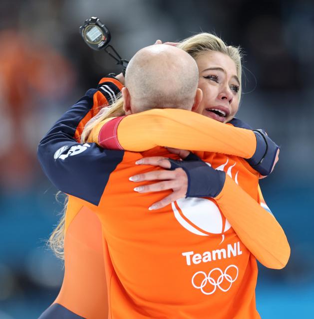 (260209) -- MILAN, Feb. 9, 2026 (Xinhua) -- Jutta Leerdam (back) of the Netherlands celebrates after the match of speed skating women's 1000m at the Milan-Cortina 2026 Olympic Winter Games in Milan, Italy, Feb. 9, 2026. (Xinhua/Li Jing)
