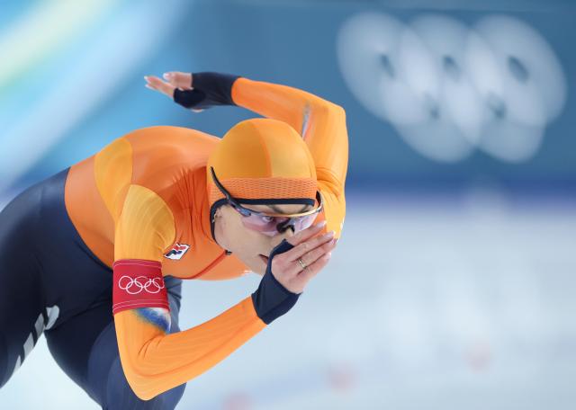 (260209) -- MILAN, Feb. 9, 2026 (Xinhua) -- Femke Kok of the Netherlands competes during the match of speed skating women's 1000m at the Milan-Cortina 2026 Olympic Winter Games in Milan, Italy, Feb. 9, 2026. (Xinhua/Li Jing)