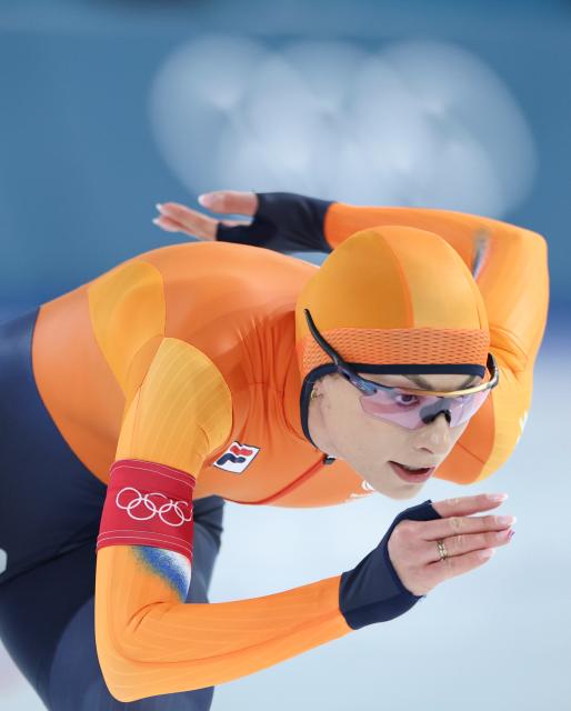 (260209) -- MILAN, Feb. 9, 2026 (Xinhua) -- Femke Kok of the Netherlands competes during the match of speed skating women's 1000m at the Milan-Cortina 2026 Olympic Winter Games in Milan, Italy, Feb. 9, 2026. (Xinhua/Li Jing)