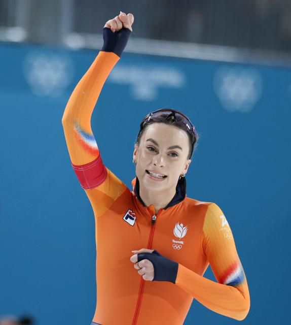 (260209) -- MILAN, Feb. 9, 2026 (Xinhua) -- Femke Kok of the Netherlands celebrates after the match of speed skating women's 1000m at the Milan-Cortina 2026 Olympic Winter Games in Milan, Italy, Feb. 9, 2026. (Xinhua/Li Jing)