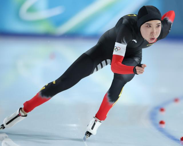 (260209) -- MILAN, Feb. 9, 2026 (Xinhua) -- Han Mei of China competes during the match of speed skating women's 1000m at the Milan-Cortina 2026 Olympic Winter Games in Milan, Italy, Feb. 9, 2026. (Xinhua/Li Jing)