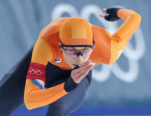 (260209) -- MILAN, Feb. 9, 2026 (Xinhua) -- Femke Kok of the Netherlands competes during the match of speed skating women's 1000m at the Milan-Cortina 2026 Olympic Winter Games in Milan, Italy, Feb. 9, 2026. (Xinhua/Li Jing)