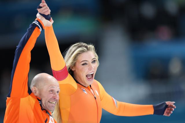 (260209) -- MILAN, Feb. 9, 2026 (Xinhua) -- Jutta Leerdam (R) of the Netherlands celebrates after the match of speed skating women's 1000m at the Milan-Cortina 2026 Olympic Winter Games in Milan, Italy, Feb. 9, 2026. (Xinhua/Li Jing)