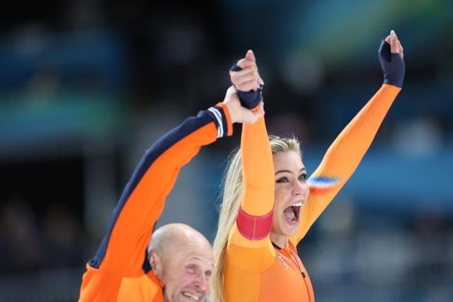 (260209) -- MILAN, Feb. 9, 2026 (Xinhua) -- Jutta Leerdam (R) of the Netherlands celebrates after the match of speed skating women's 1000m at the Milan-Cortina 2026 Olympic Winter Games in Milan, Italy, Feb. 9, 2026. (Xinhua/Li Jing)