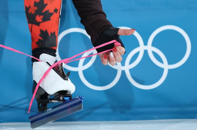 (260209) -- MILAN, Feb. 9, 2026 (Xinhua) -- Carolina Hiller-Donnelly of Canada ties shoelaces prior to the match of speed skating women's 1000m at the Milan-Cortina 2026 Olympic Winter Games in Milan, Italy, Feb. 9, 2026. (Xinhua/Li Jing)