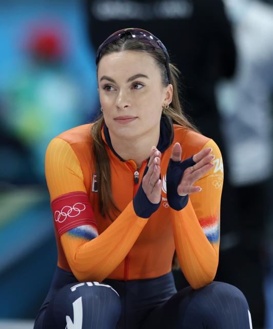 (260209) -- MILAN, Feb. 9, 2026 (Xinhua) -- Femke Kok of the Netherlands applauds for her teammate Jutta Leerdam after the match of speed skating women's 1000m at the Milan-Cortina 2026 Olympic Winter Games in Milan, Italy, Feb. 9, 2026. (Xinhua/Li Jing)