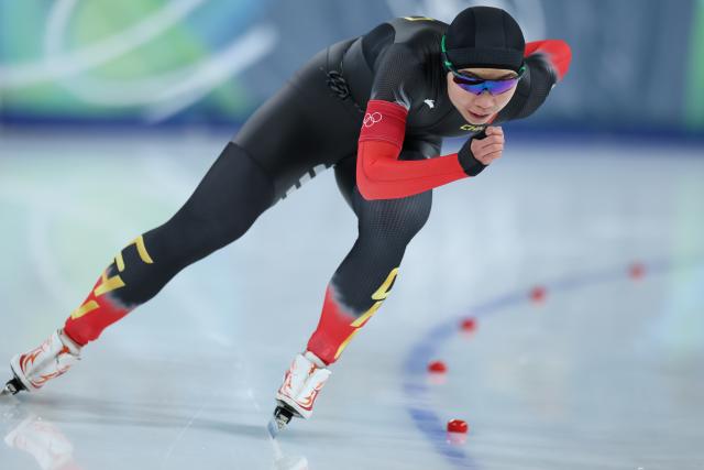 (260209) -- MILAN, Feb. 9, 2026 (Xinhua) -- Yin Qi of China competes during the match of speed skating women's 1000m at the Milan-Cortina 2026 Olympic Winter Games in Milan, Italy, Feb. 9, 2026. (Xinhua/Li Jing)