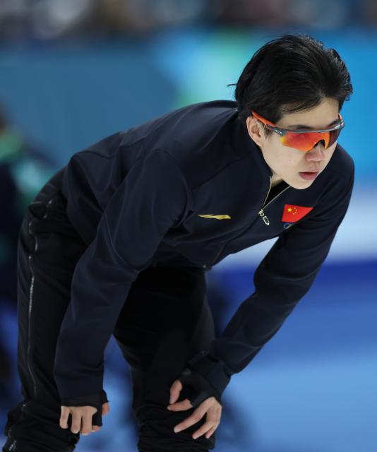 (260209) -- MILAN, Feb. 9, 2026 (Xinhua) -- Tian Ruining of China reacts before the match of speed skating women's 1000m at the Milan-Cortina 2026 Olympic Winter Games in Milan, Italy, Feb. 9, 2026. (Xinhua/Li Jing)
