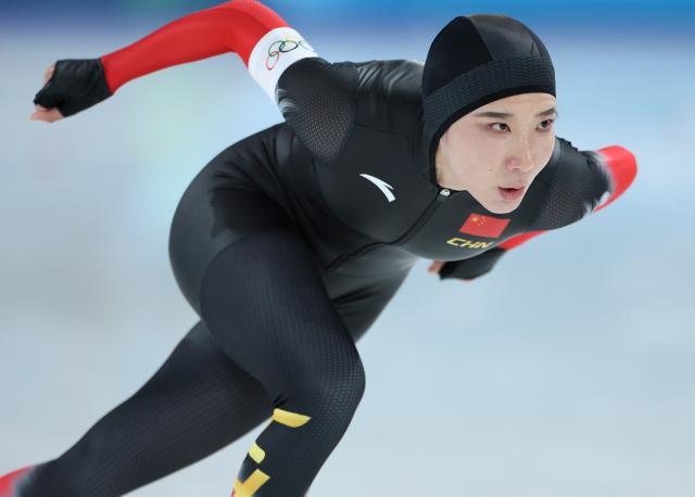 (260209) -- MILAN, Feb. 9, 2026 (Xinhua) -- Han Mei of China competes during the match of speed skating women's 1000m at the Milan-Cortina 2026 Olympic Winter Games in Milan, Italy, Feb. 9, 2026. (Xinhua/Li Jing)