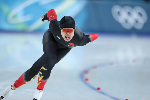 (260209) -- MILAN, Feb. 9, 2026 (Xinhua) -- Tian Ruining of China competes during the match of speed skating women's 1000m at the Milan-Cortina 2026 Olympic Winter Games in Milan, Italy, Feb. 9, 2026. (Xinhua/Li Jing)