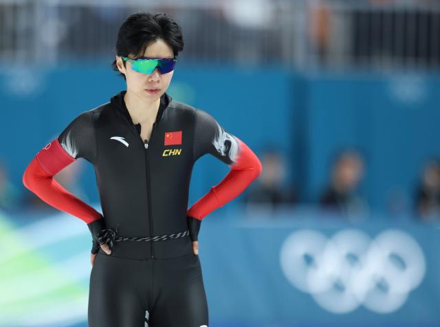 (260209) -- MILAN, Feb. 9, 2026 (Xinhua) -- Yin Qi of China reacts before the match of speed skating women's 1000m at the Milan-Cortina 2026 Olympic Winter Games in Milan, Italy, Feb. 9, 2026. (Xinhua/Li Jing)