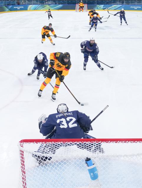 (260209) -- MILAN, Feb. 9, 2026 (Xinhua) -- Laura Kluge (C) of Germany competes during the ice hockey women's preliminary round group B match between Germany and France at the Milan-Cortina 2026 Olympic Winter Games in Milan, Italy, Feb. 9, 2026. (Xinhua/Wang Kaiyan)