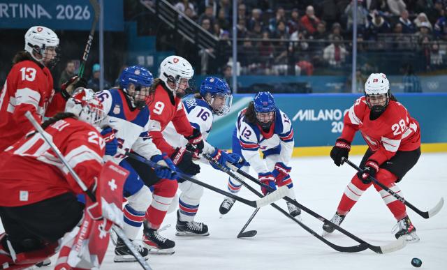 (260209) -- MILAN, Feb. 9, 2026 (Xinhua) -- Players of both sides vie for the puck during the ice hockey women's preliminary round group A match between Switzerland and the United States at the Milan-Cortina 2026 Olympic Winter Games in Milan, Italy, Feb. 9, 2026. (Xinhua/Zhang Haofu)