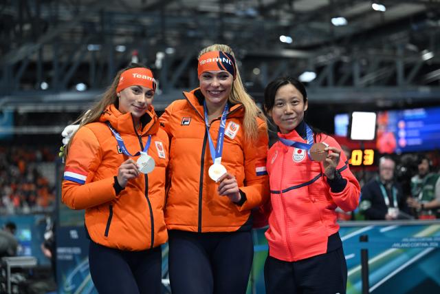(260209) -- MILAN, Feb. 9, 2026 (Xinhua) -- Gold medalist Jutta Leerdam (C) of the Netherlands, silver medalist Femke Kok (L) of the Netherlands and bronze medalist Takagi Miho of Japan pose for a photo during the awarding ceremony of speed skating women's 1000m at the Milan-Cortina 2026 Olympic Winter Games in Milan, Italy, Feb. 9, 2026. (Xinhua/Wu Wei)
