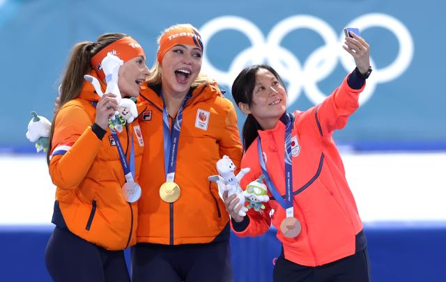 (260209) -- MILAN, Feb. 9, 2026 (Xinhua) -- Gold medalist Jutta Leerdam (C) of the Netherlands, silver medalist Femke Kok (L) of the Netherlands and bronze medalist Takagi Miho of Japan attend the awarding ceremony of speed skating women's 1000m at the Milan-Cortina 2026 Olympic Winter Games in Milan, Italy, Feb. 9, 2026. (Xinhua/Du Xiaoyi)