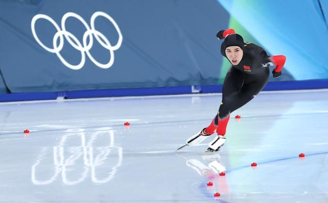 (260209) -- MILAN, Feb. 9, 2026 (Xinhua) -- Han Mei of China competes during the match of speed skating women's 1000m at the Milan-Cortina 2026 Olympic Winter Games in Milan, Italy, Feb. 9, 2026. (Xinhua/Du Xiaoyi)