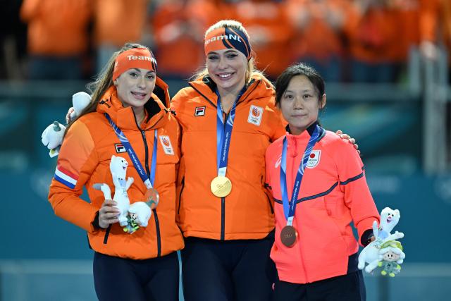 (260209) -- MILAN, Feb. 9, 2026 (Xinhua) -- Gold medalist Jutta Leerdam (C) of the Netherlands, silver medalist Femke Kok (L) of the Netherlands and bronze medalist Takagi Miho of Japan pose for a photo during the awarding ceremony of speed skating women's 1000m at the Milan-Cortina 2026 Olympic Winter Games in Milan, Italy, Feb. 9, 2026. (Xinhua/Wu Wei)