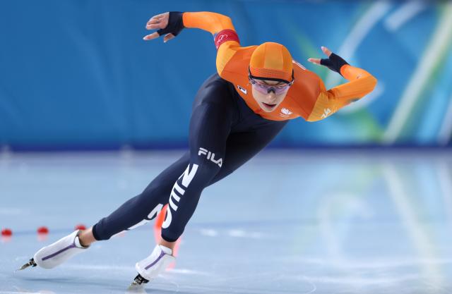 (260209) -- MILAN, Feb. 9, 2026 (Xinhua) -- Femke Kok of the Netherlands competes during the match of speed skating women's 1000m at the Milan-Cortina 2026 Olympic Winter Games in Milan, Italy, Feb. 9, 2026. (Xinhua/Du Xiaoyi)