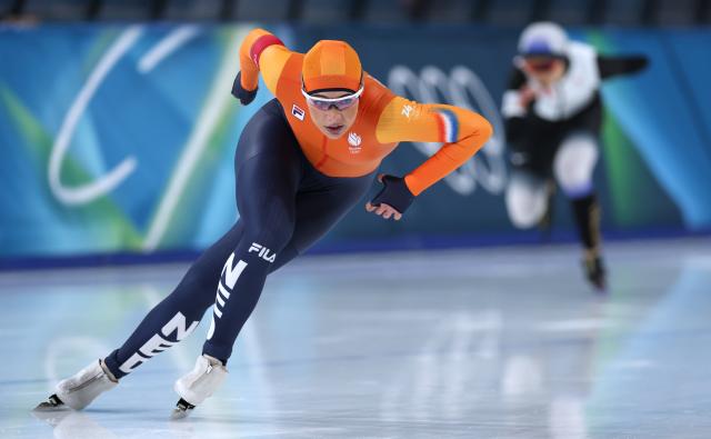 (260209) -- MILAN, Feb. 9, 2026 (Xinhua) -- Jutta Leerdam (front) of the Netherlands and Takagi Miho of Japan compete during the match of speed skating women's 1000m at the Milan-Cortina 2026 Olympic Winter Games in Milan, Italy, Feb. 9, 2026. (Xinhua/Du Xiaoyi)